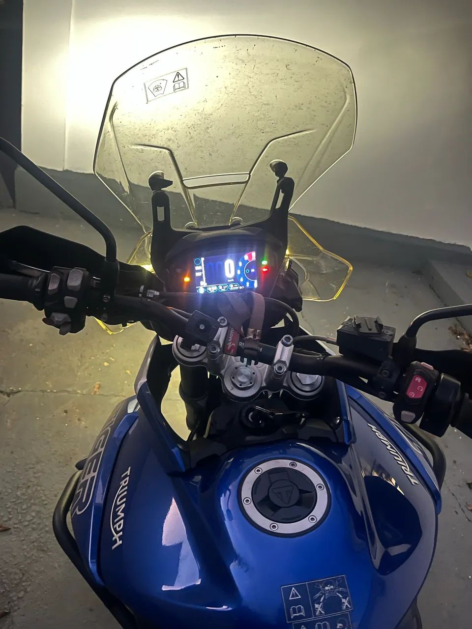 Tiger 800 com baú 20mil KM - Foto 5