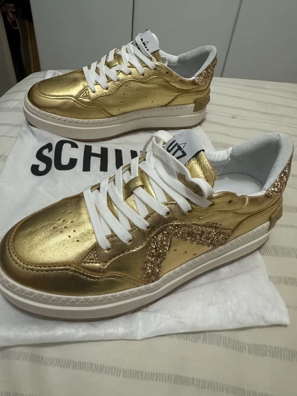 Tênis Schultz couro dourado - novo 
