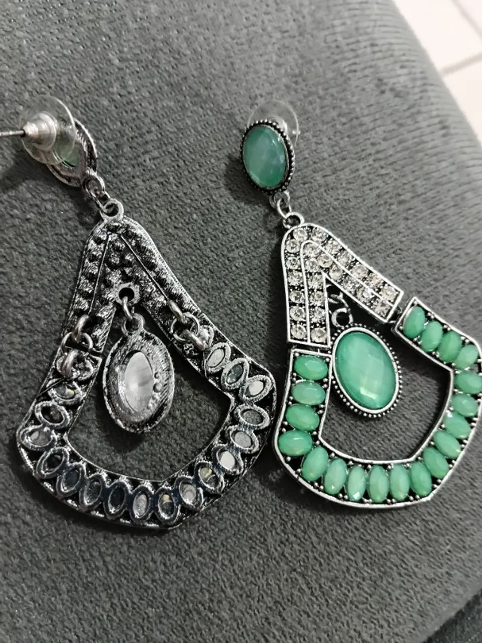 Brincos com pedras verdes