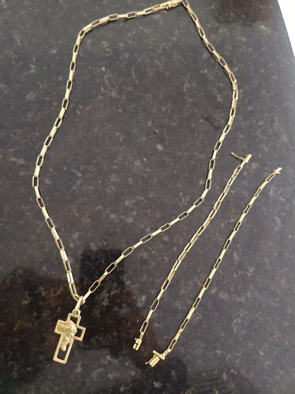 Cordão com pingente duas pulseiras de moeda antiga