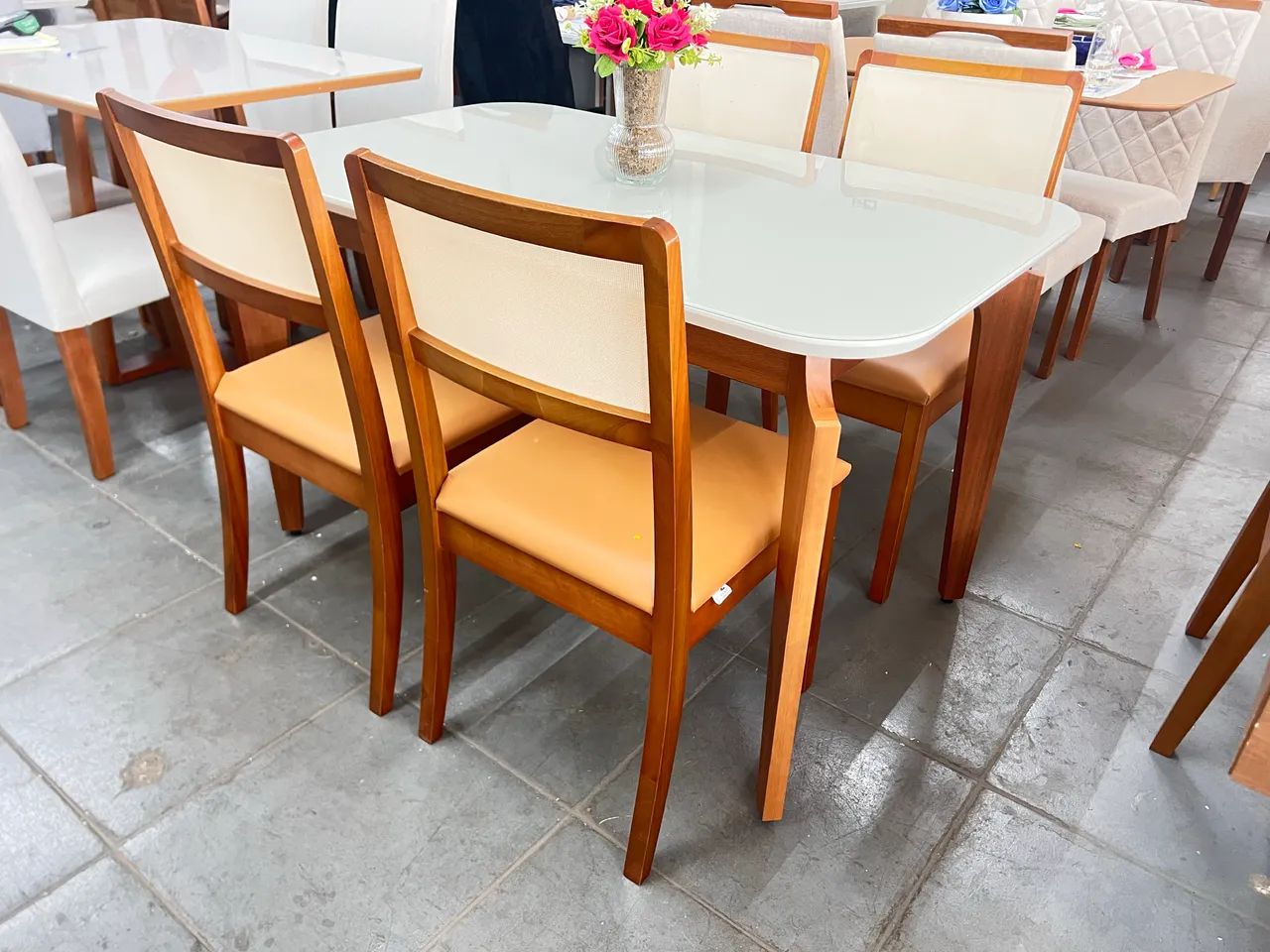 Mesa nova a pronta entrega com cadeiras de madeira 