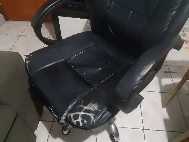 Cadeira presidente em couro com ajuste de altura a gás - Foto 3