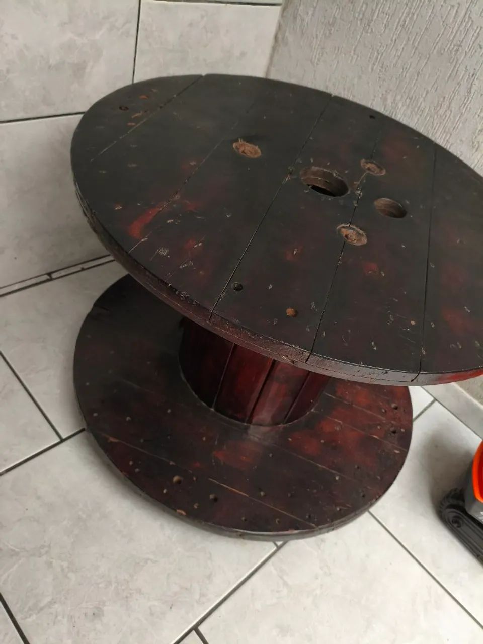 Mesa rústica de carretel com rodinhas