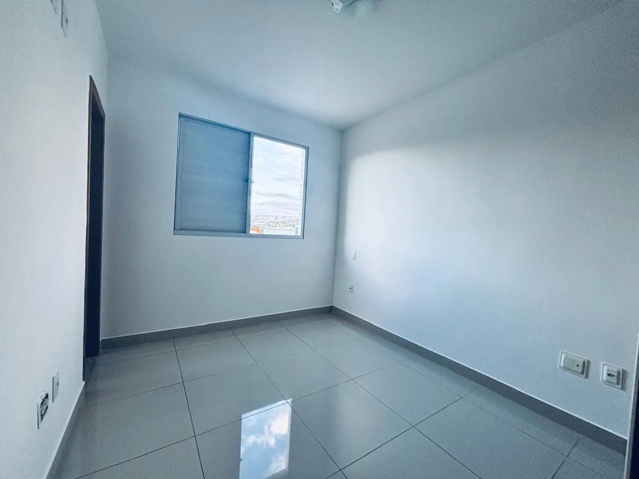 Apartamento no Tirol, completo, conforto e sofisticação 