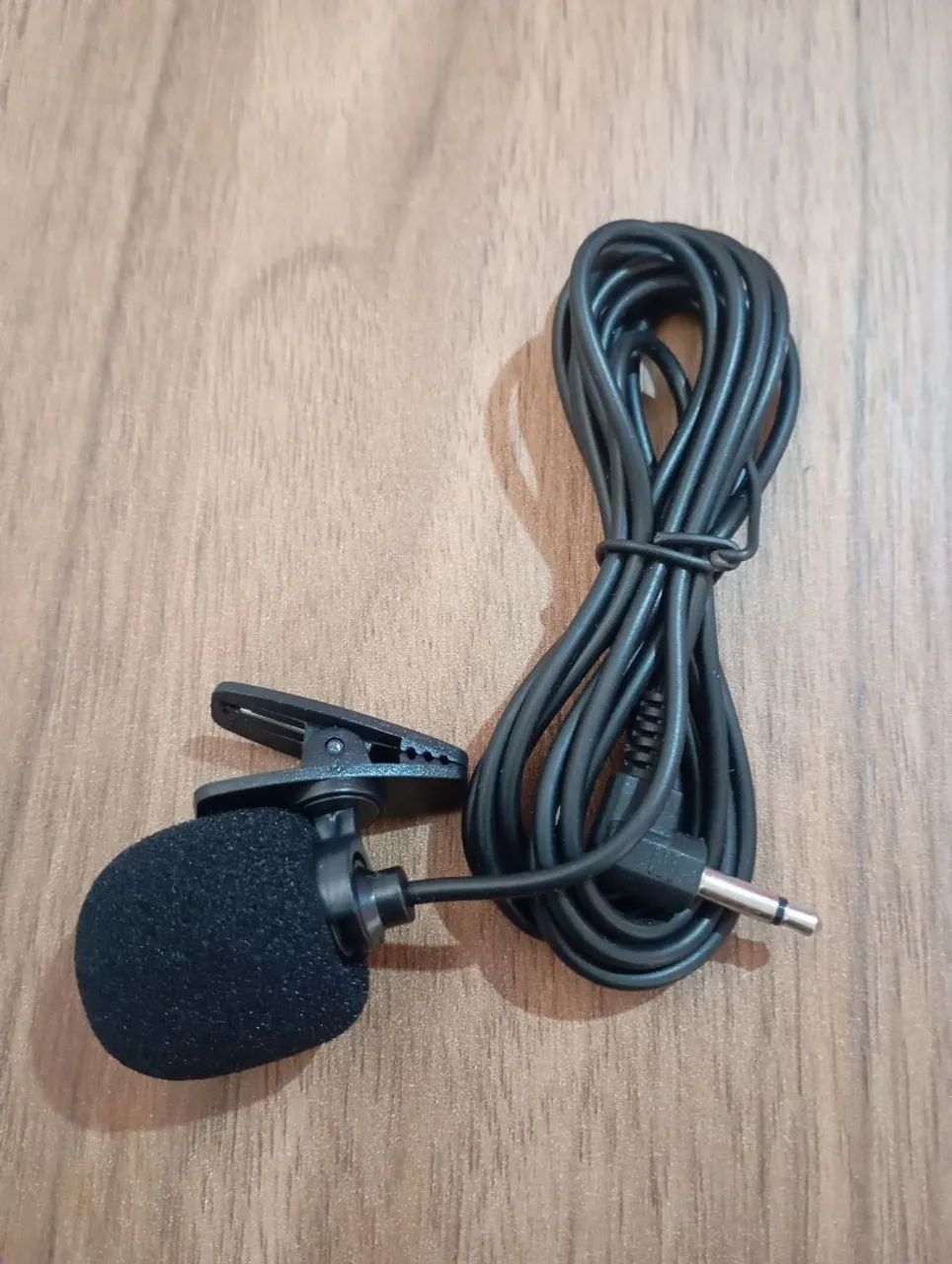 Microfone de lapela com conector P2 3,5mm.