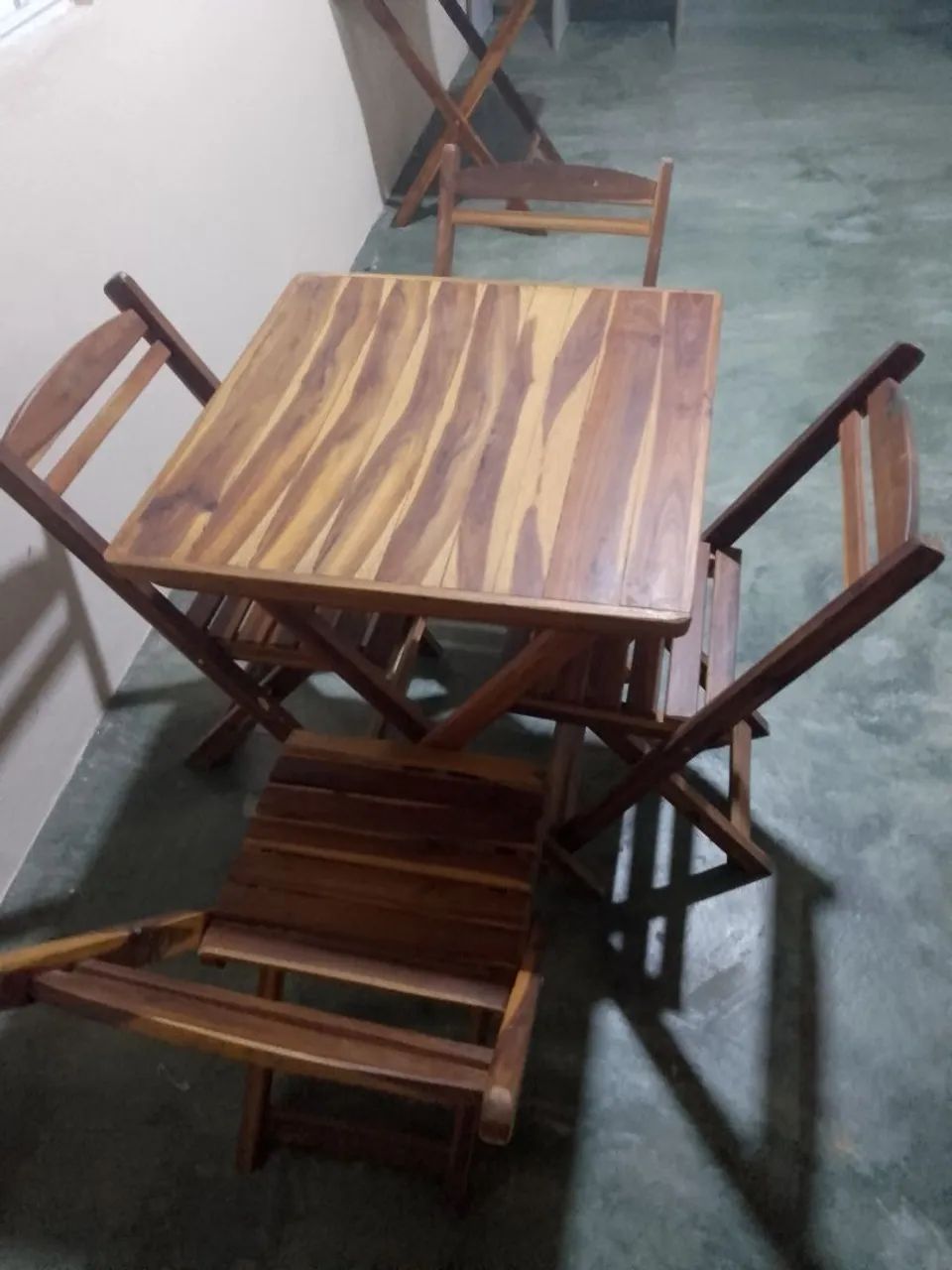 Mesa de madeira com 4 cadeiras
