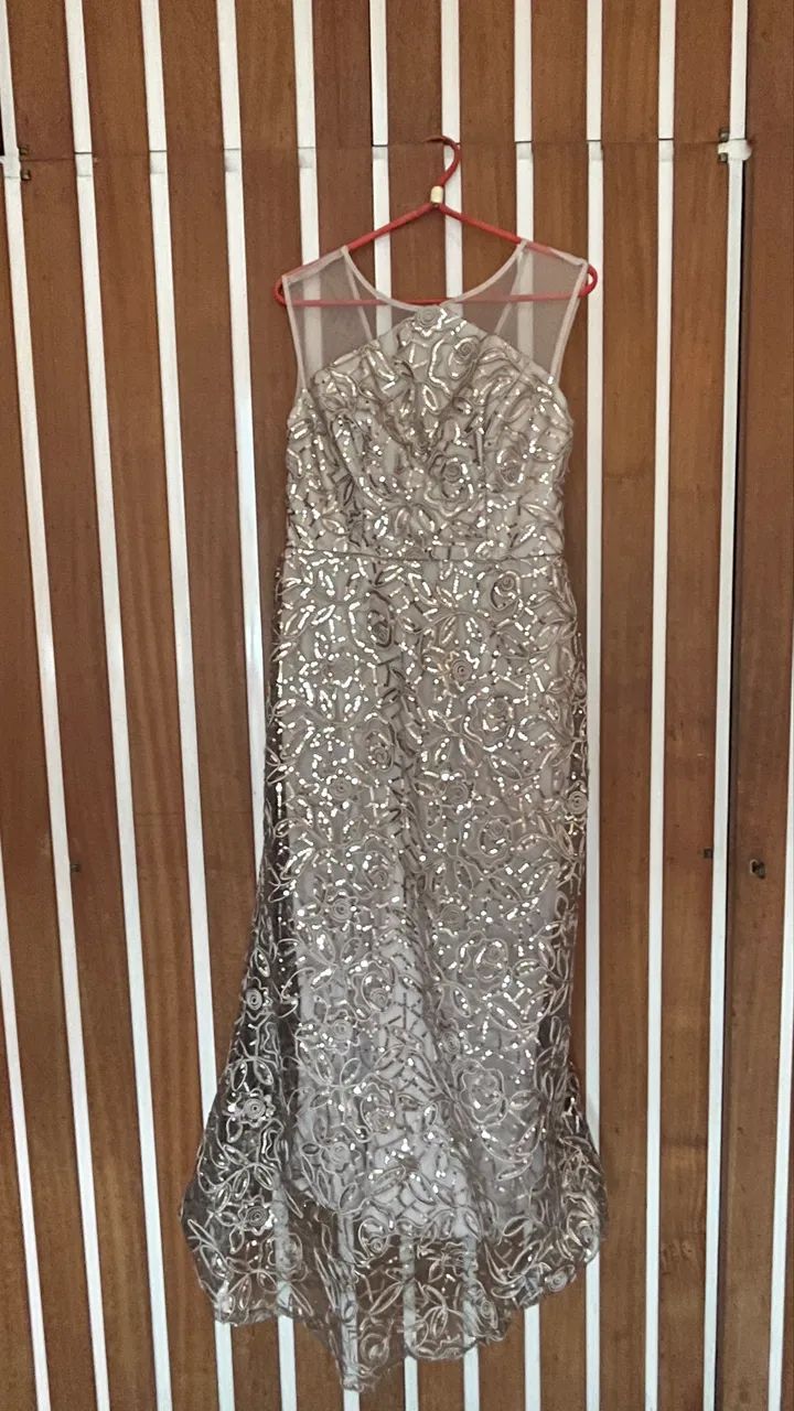 vestido dourado para decidir Custo 980,00. Forma de pagamento a combinar com OLX