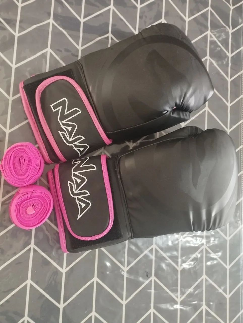 Saco de pancada com suporte, luvas de boxe, bandagem e caneleiras - Foto 4
