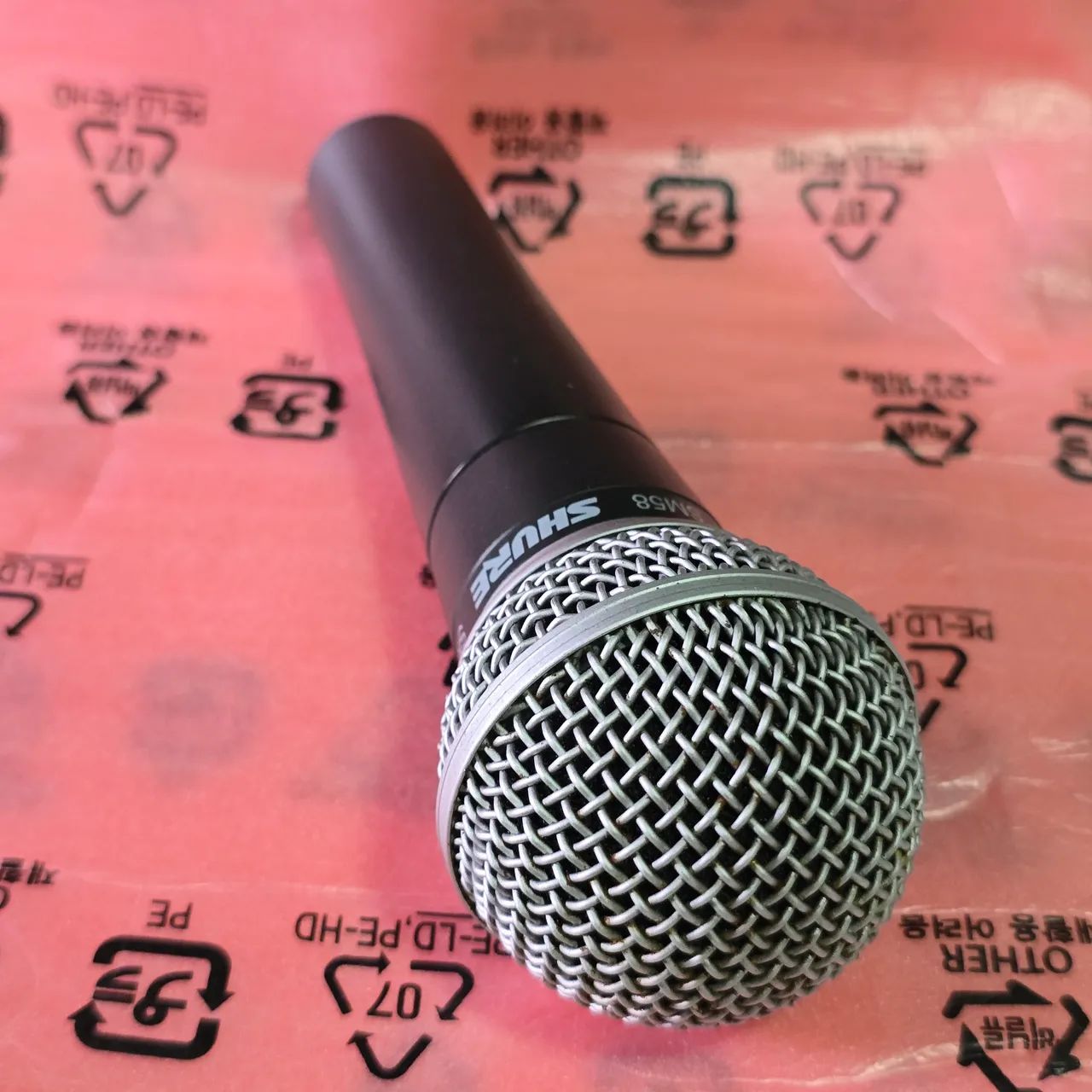 Vendo microfones Shure SM58 R$900 cada. Scarlet CM25 R$800 - Foto 5