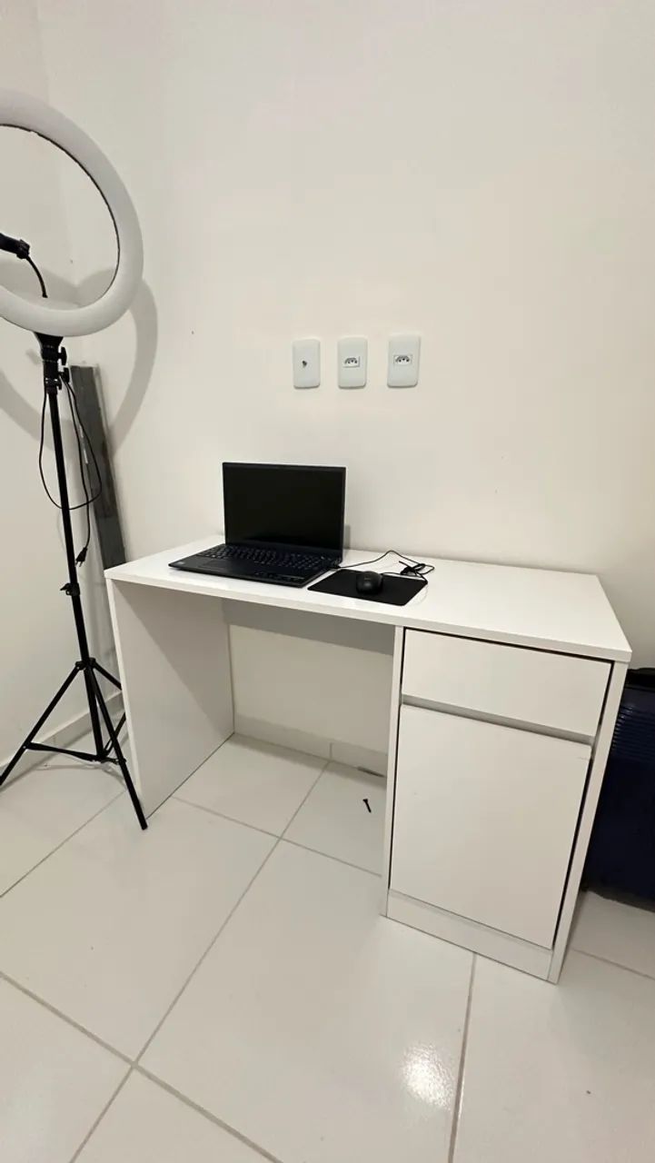 Escrivaninha em estado de nova