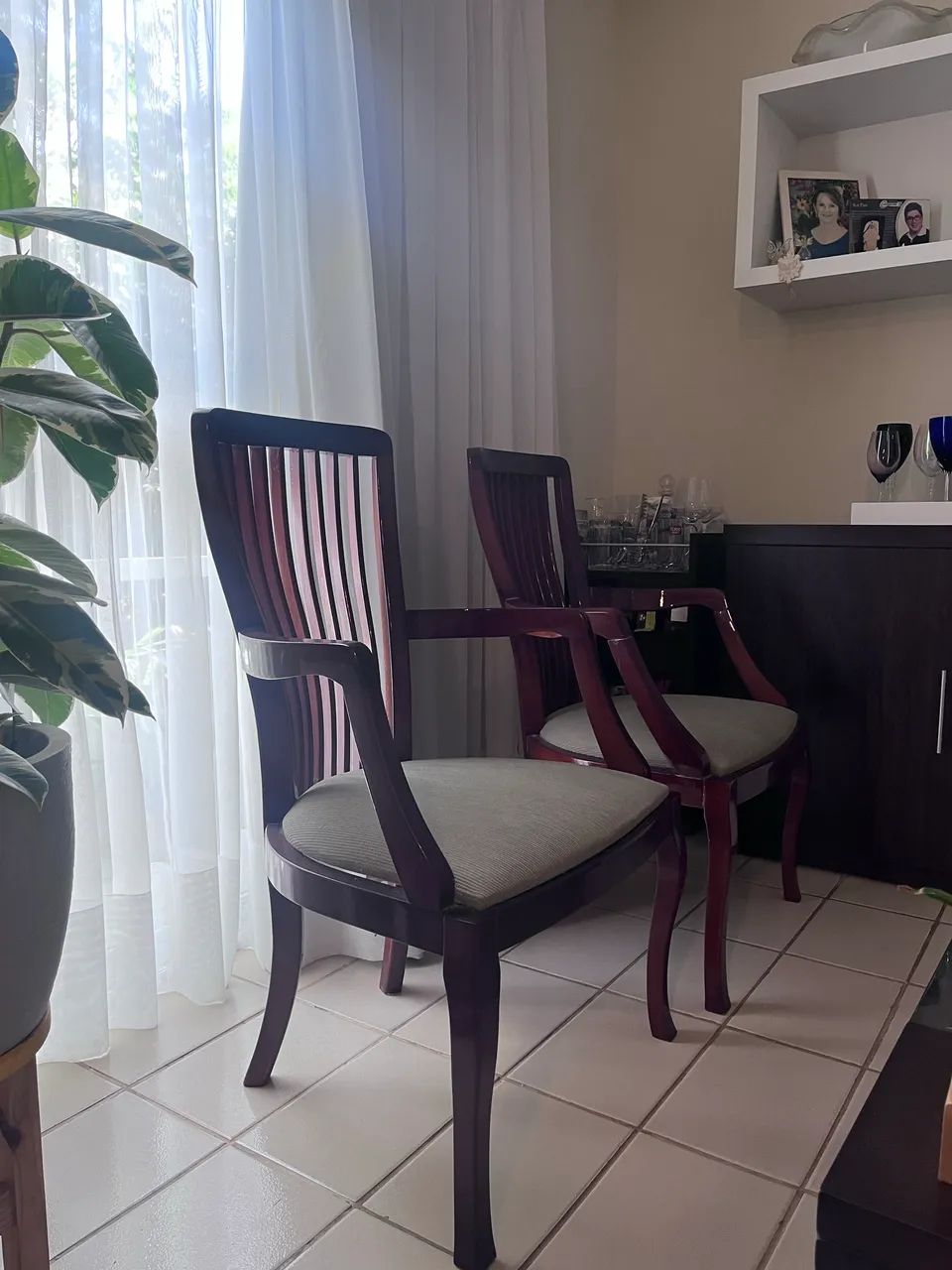 Cadeiras para sala de visita em bom estado e bonitas - Foto 3