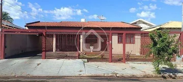 CASA COM 3 QUARTOS EM TERRENO DE 600 M².