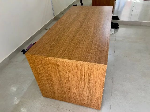Mesa para escritório em MDF 160x70cm Louro Freijó com gaveteiro - Foto 4