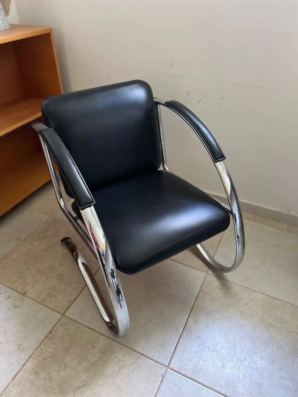 Duas Cadeiras / Poltronas Escritório - Couro - Foto 2