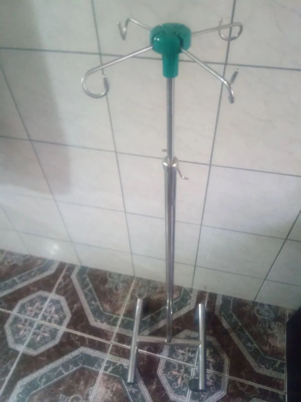 Tripé para soro hospitalar 
