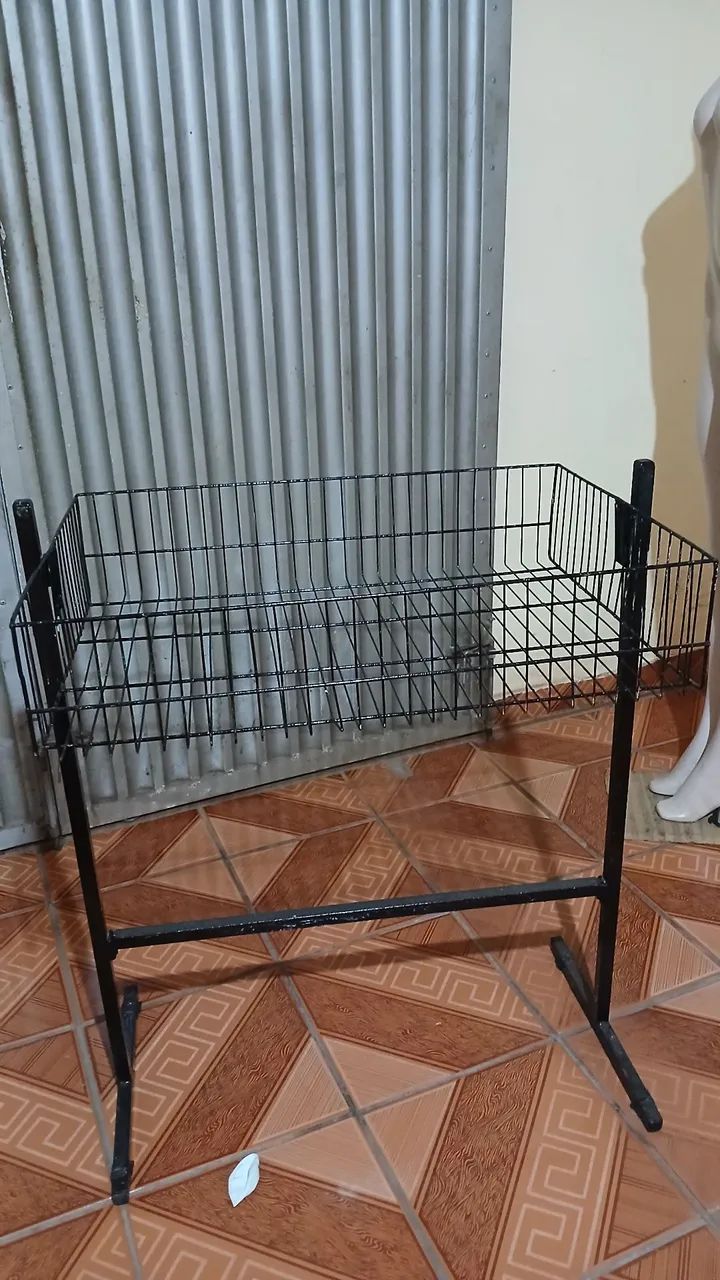 Cesto expositor para loja