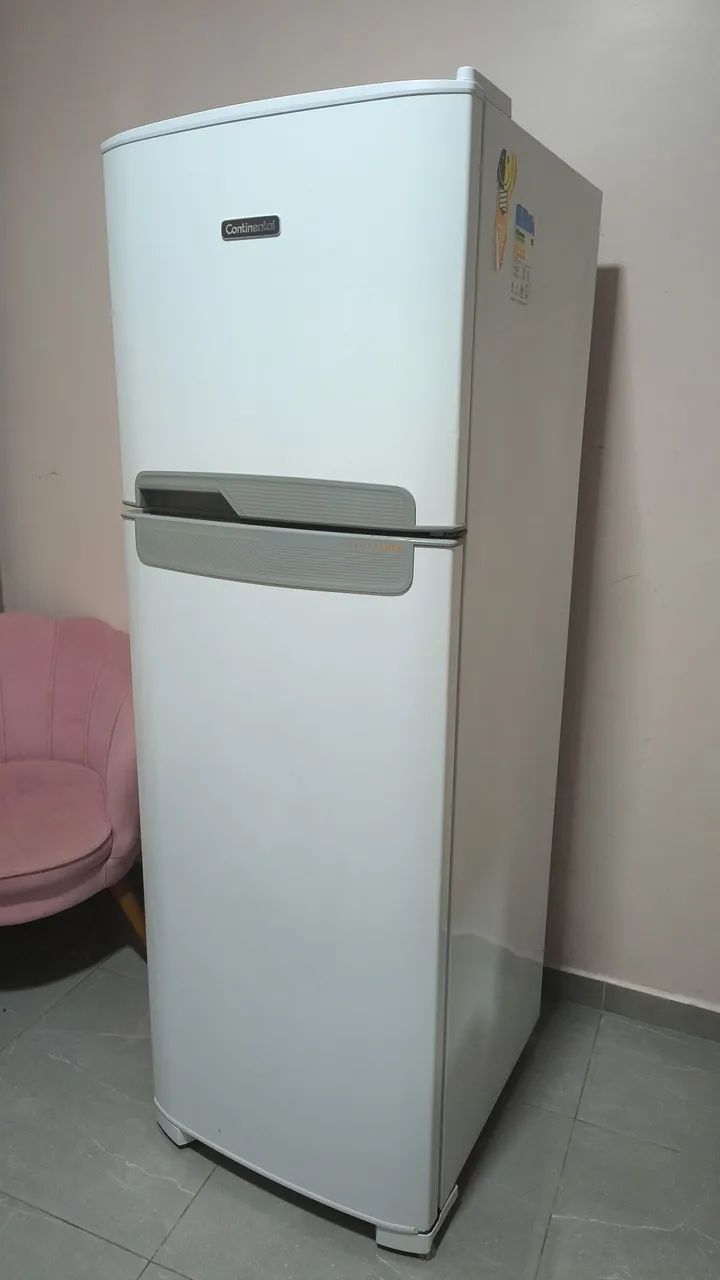Geladeira semi nova funcionando perfeitamente 