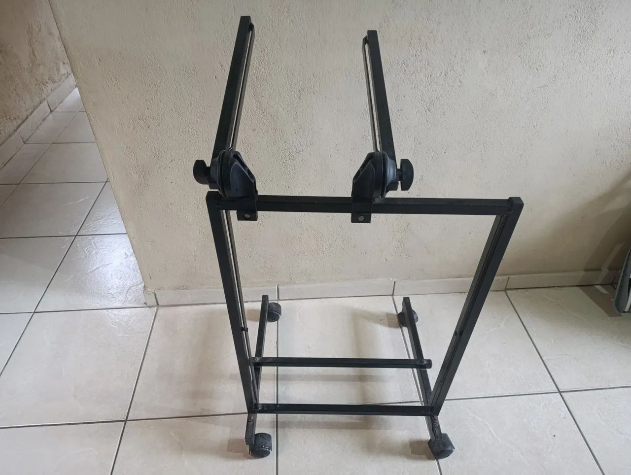 Rack para mesa de som e periféricos 