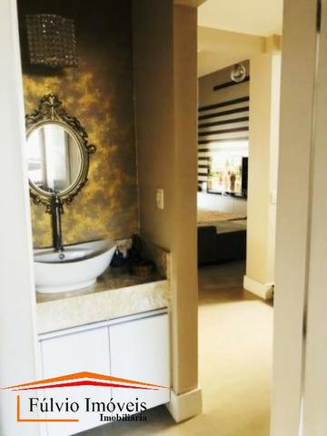 Magnífico sobrado, alto padrão, 4 quartos, completa armários, porcelanato e espaço gourmet - Foto 7