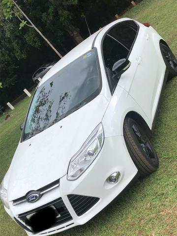 Vendo Focus Hatch SE Plus com farol de xenon e LED