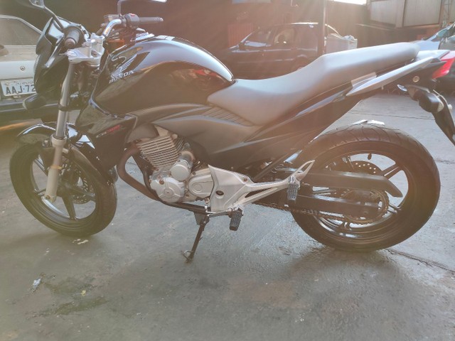 VENDO HONDA CB 300