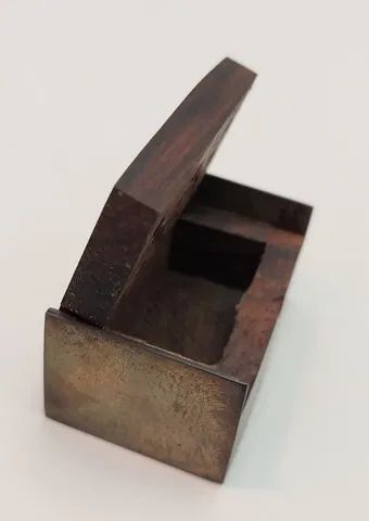 Caixinha Bau, em Madeira tampa C/Grafismo, Apliques em Metal - Foto 5