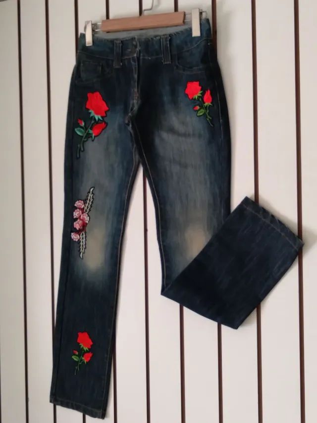 Calça jeans feminina tradicional reta com desbotado e customizada  - Foto 4
