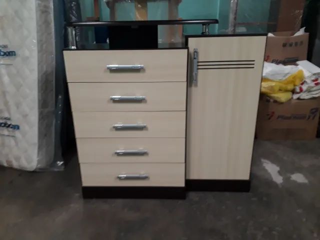 Oportunidade! Cômoda com  05 Gavetas e 01 Porta em MDF