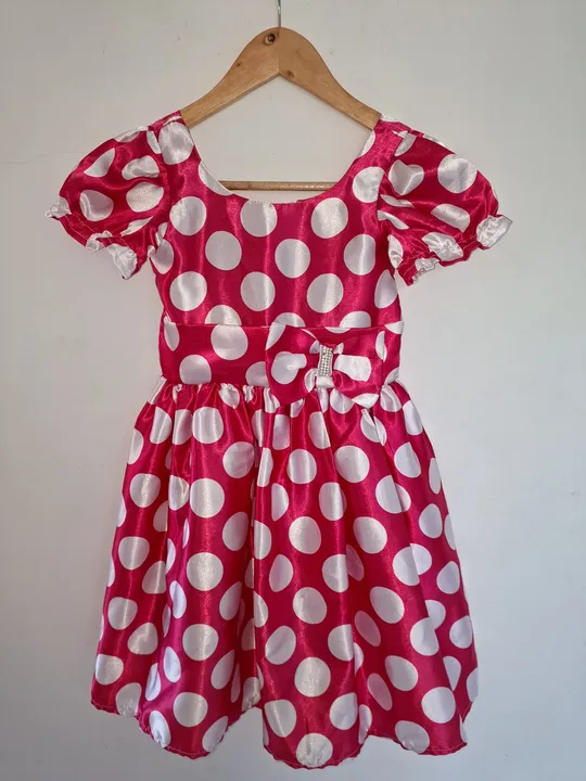 Vestido infantil rosa de bolinhas branca feito em cetim