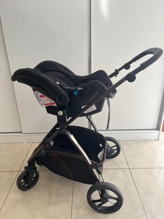 Carrinho de bebê Moisés Dzieco com bebê conforto e base Galzerano.  - Foto 2