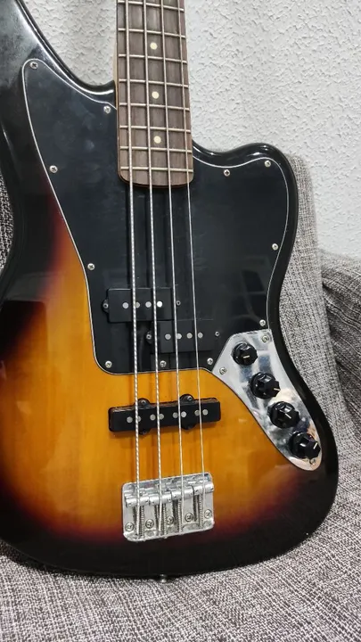 Baixo Jaguar 4c Squier by Fender R$3.000