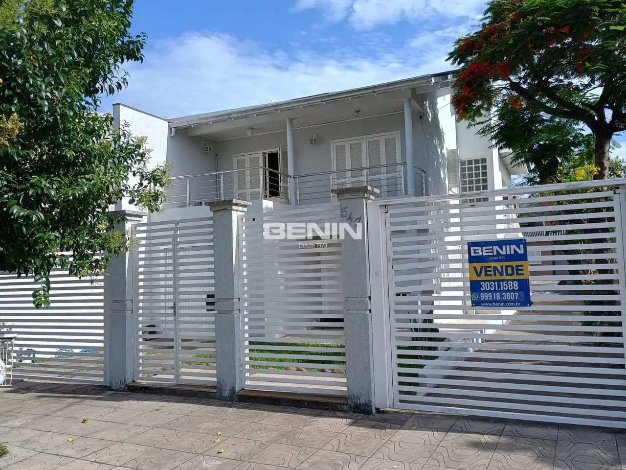 Venda de Sobrado em Canoas-RS, bairro Niterói com 198.62m² Área Const. Venda de Sobrado em