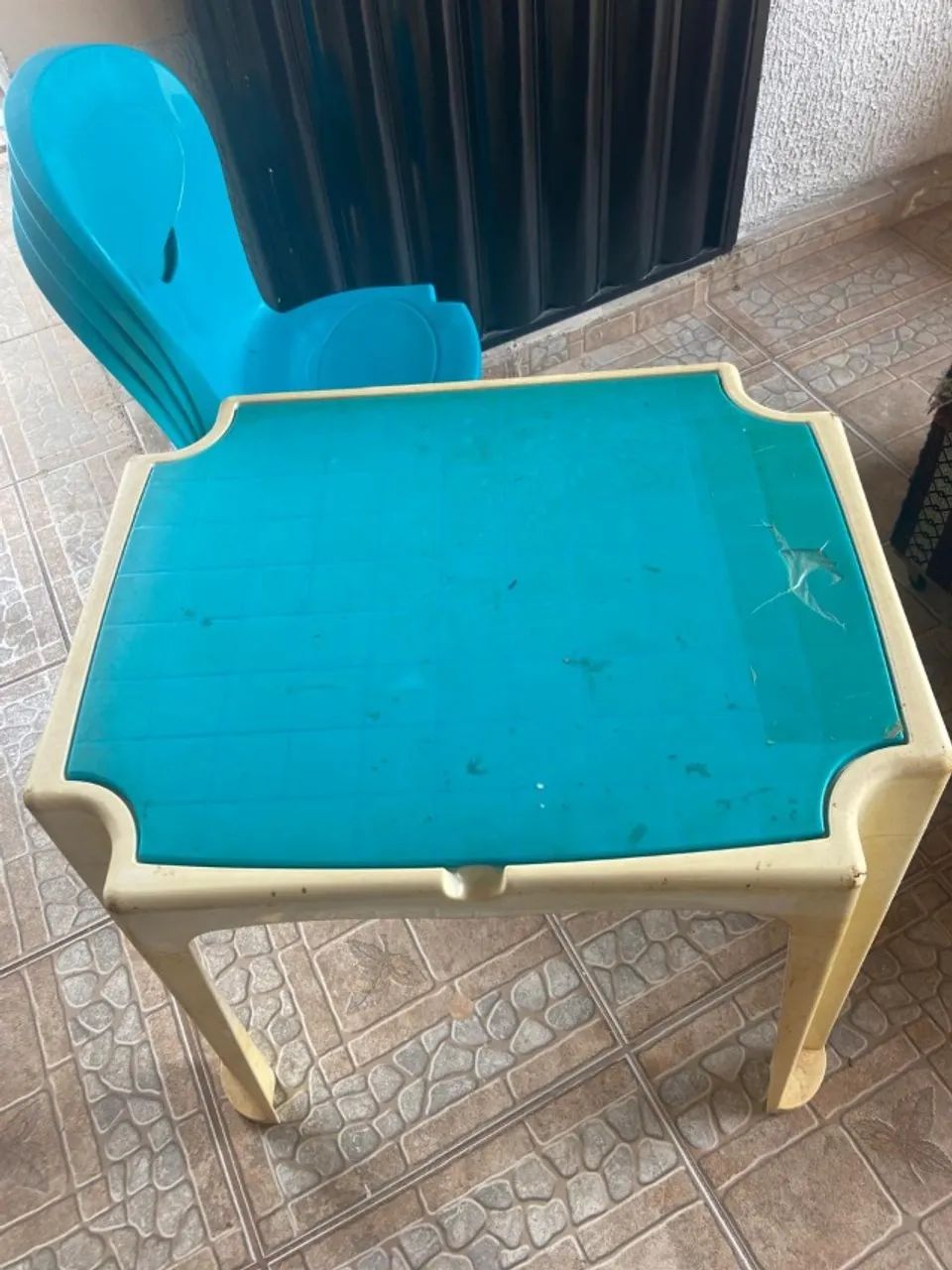 Mesa de Plástico com 4 cadeiras infantil
