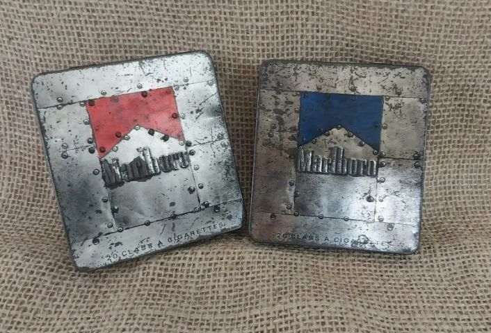 Duas latas promocionais colecionáveis originais  Marlboro, modelos vermelho e Azul - Foto 3