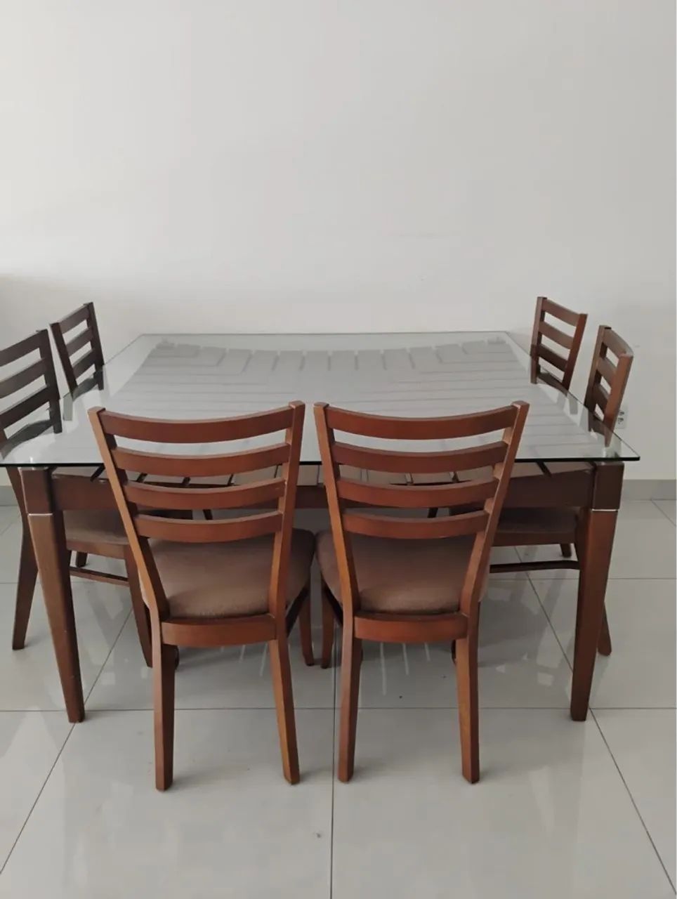 Mesa de jantar com tampo de vidro e cadeiras - Foto 2