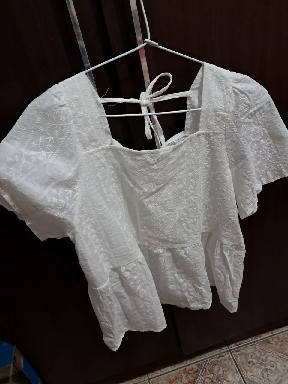 Blusa branca em less Lovito.