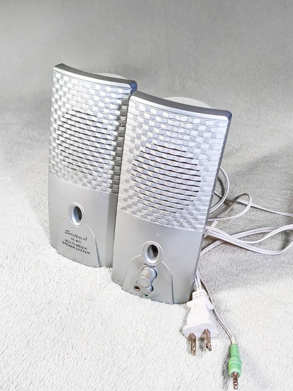 Caixas de Som Satellite AS-600 com Fio P2 p/ Tomada