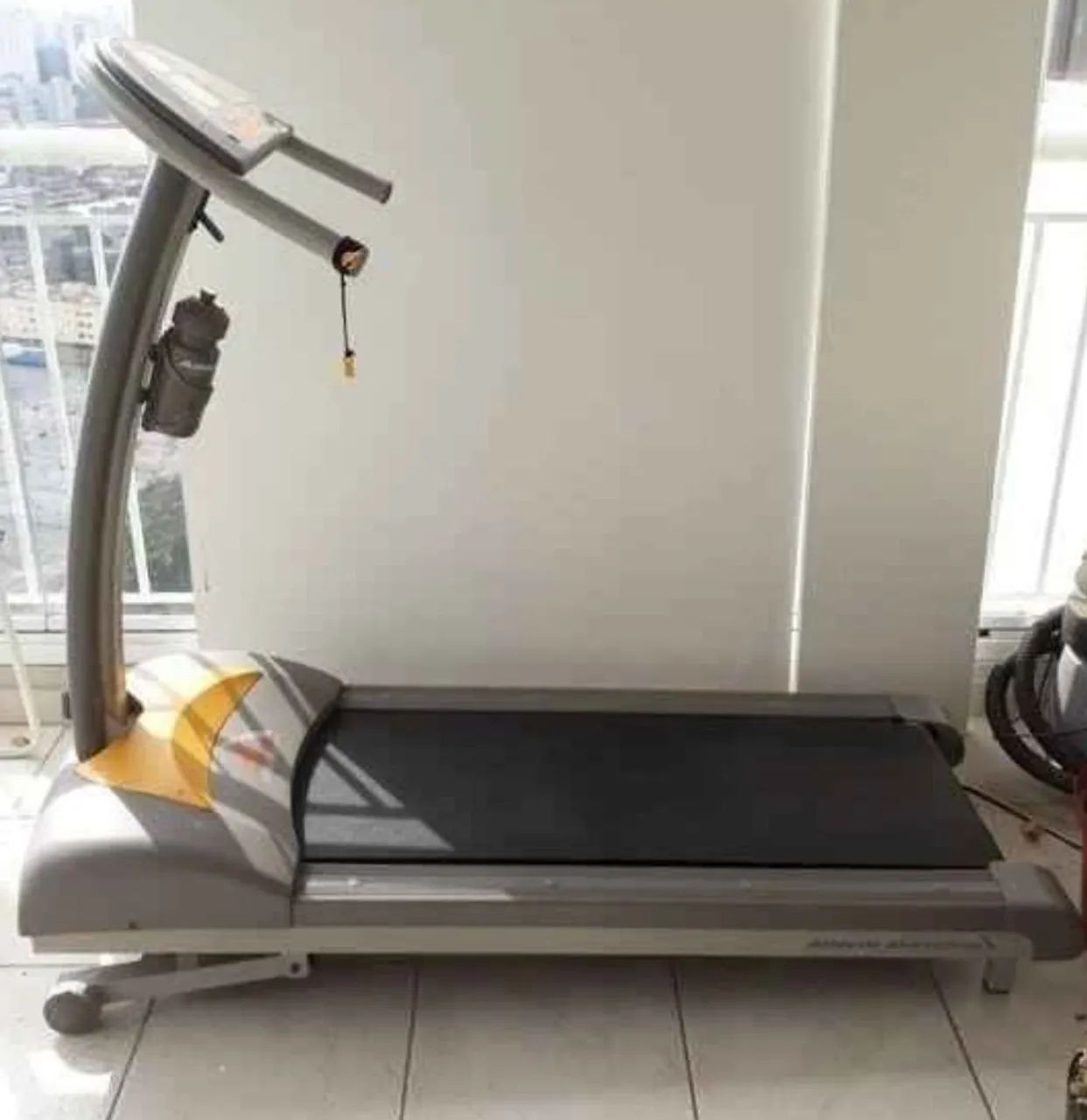 Esteira Athletic 410EE suporta 120kg sensor de batimentos cardíacos nível de inclinação