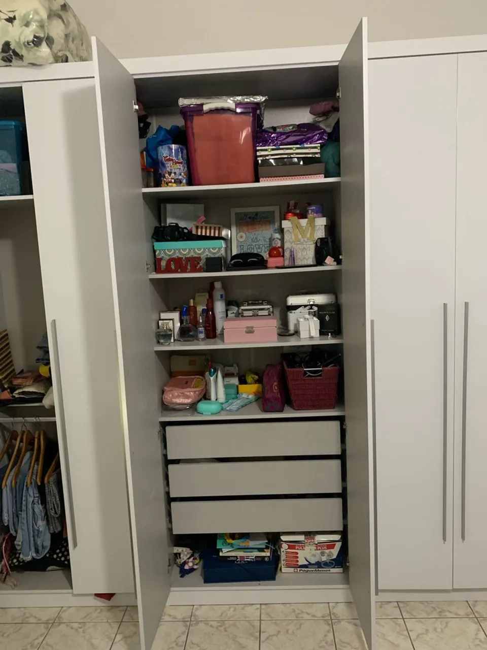 Guarda-Roupa com gavetas e prateleiras