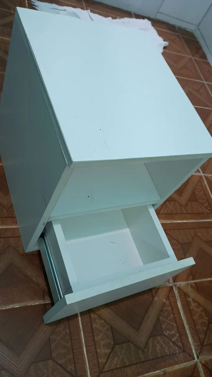 Criado mudo / suspenso / 42x40<br>$ 40,00