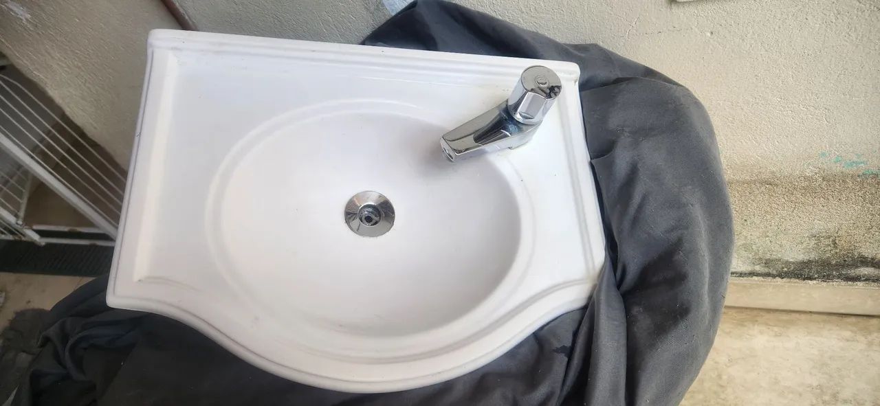 Vendo lavatório de banheiro com torneira - Foto 4