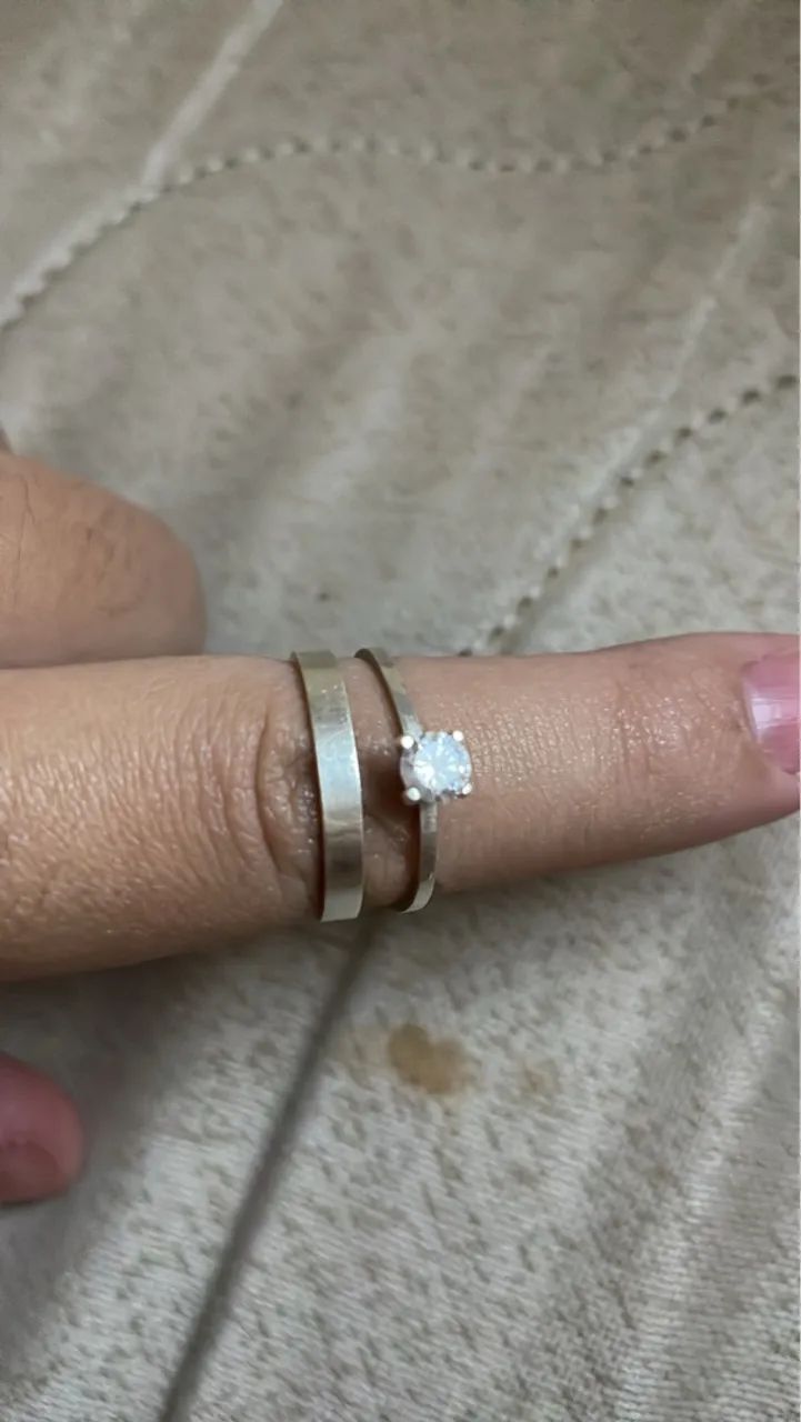 Aliança com solitária em prata 950