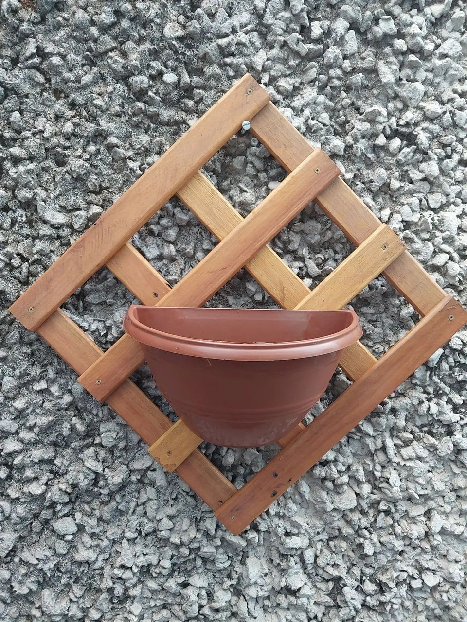 2 unidades de Floreiras losango em madeira maciça envernizadas com vasos novos - Foto 3