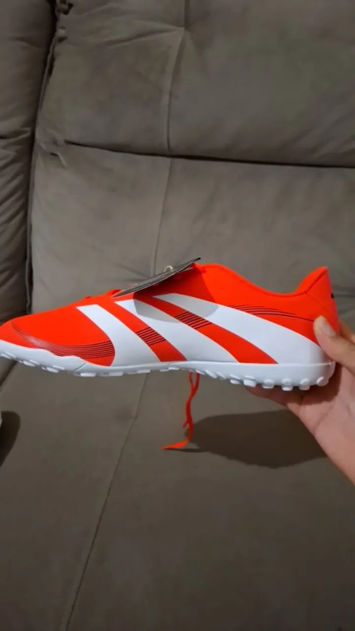 Chuteira Adidas original Novinha zerada.