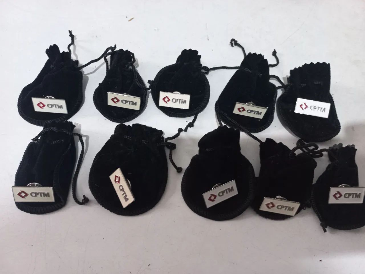 Pins de metal com logo CPTM são 83 peças 