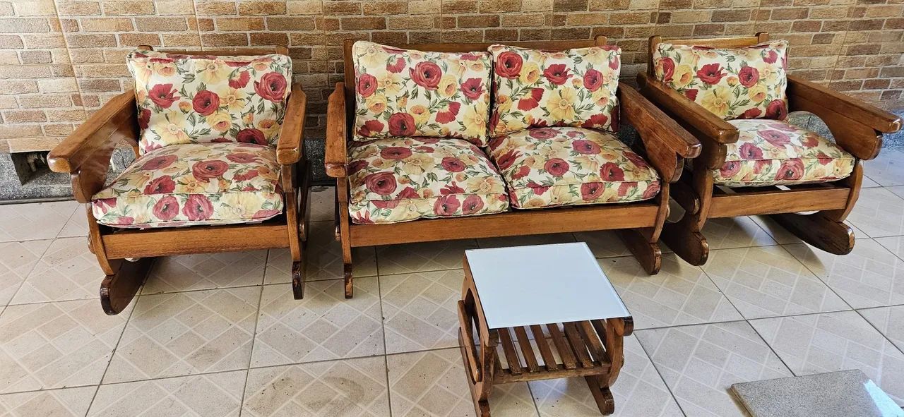Conjunto de Sofá e Cadeiras de Balanço em Madeira - Foto 2