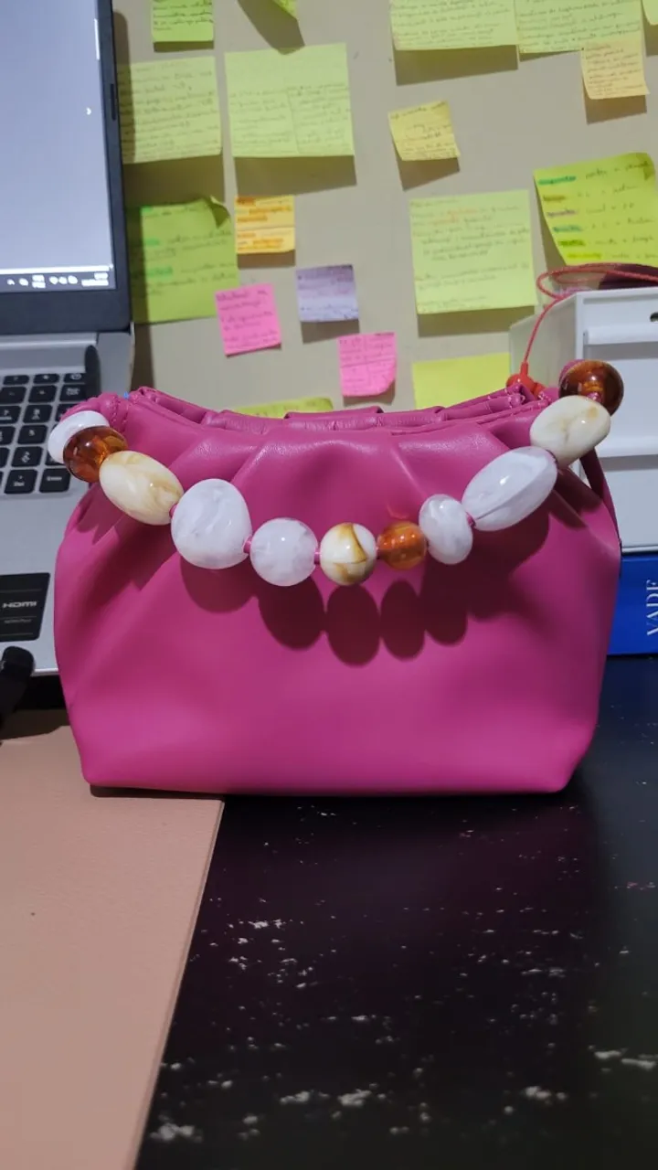 Bolsa rosa com detalhes
