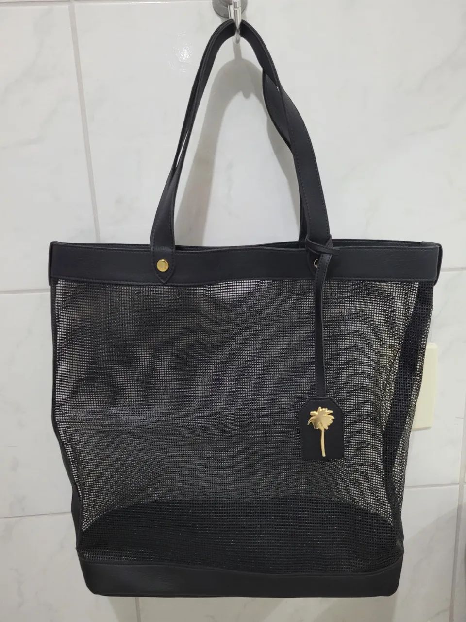 Bolsa  tote baoba preta com detalhe dourado e couro .