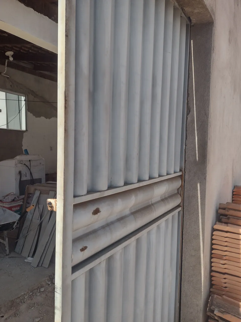 Portão de aço com porta no meio do potão de 83ctm lagura