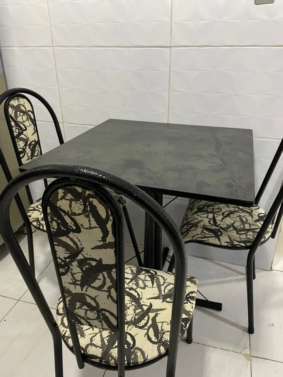 Mesa de Jantar Quadrada com Cadeira